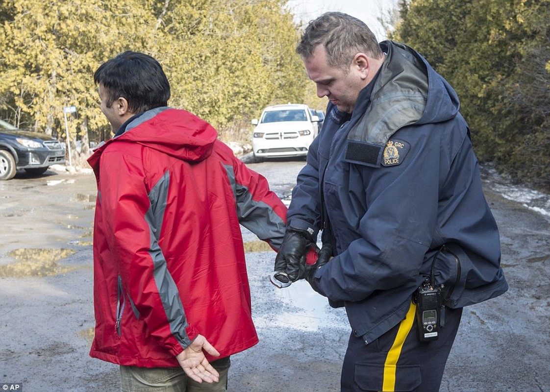 Anh dong nguoi nhap cu o at vuot bien sang Canada